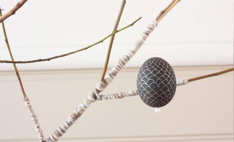 How to hang a decorated Easter egg