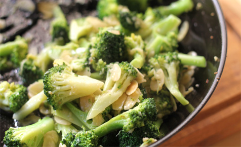 Broccoli with garlic and almonds