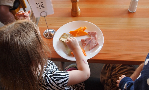 Child with healthy food relationship